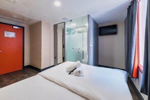 Double Room with Window | Memory foam beds, soundproofing, iron/ironing board, free WiFi - easyHotel Leeds (Leeds)