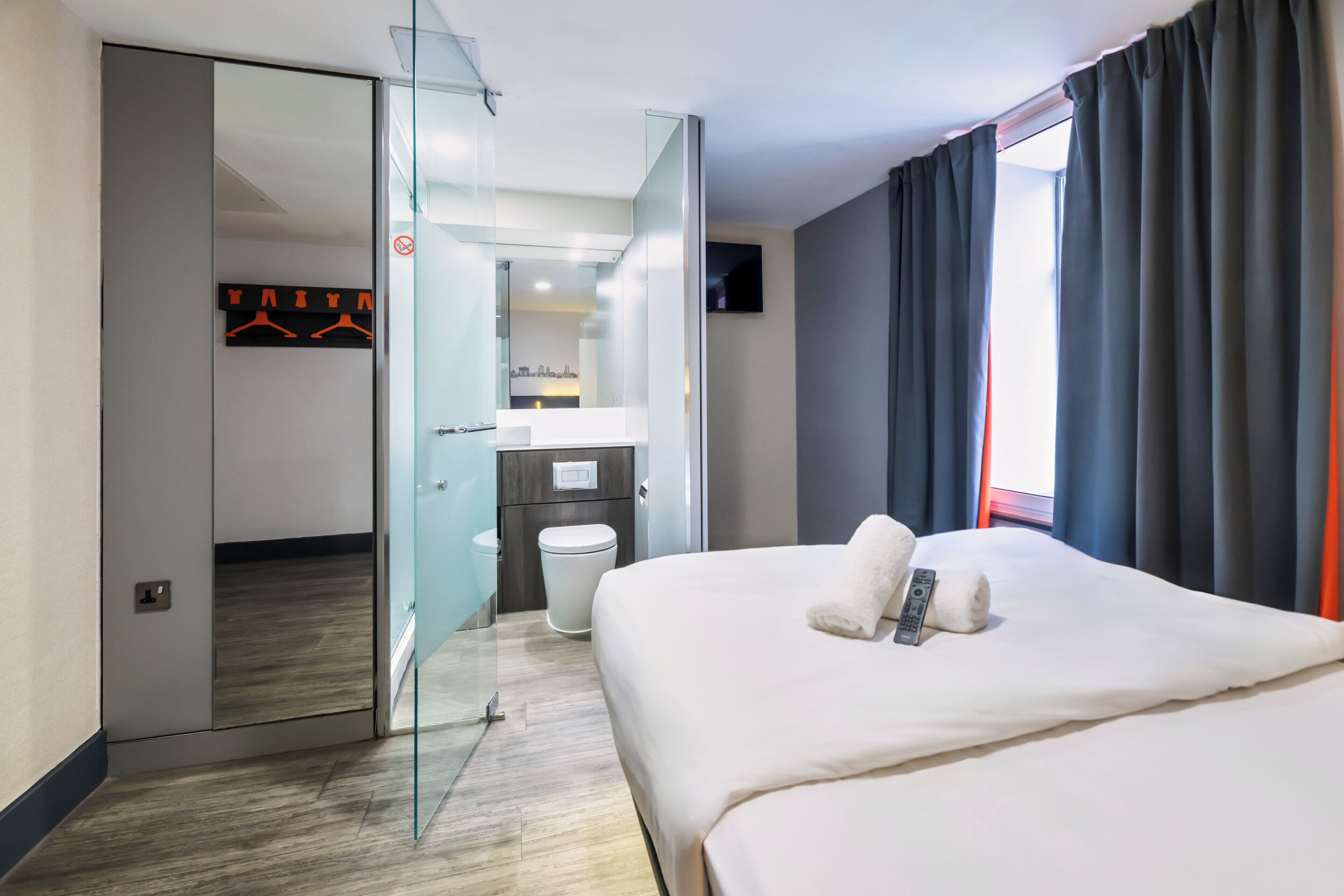 Double Room with Window | Iron/ironing board, free WiFi, bed sheets