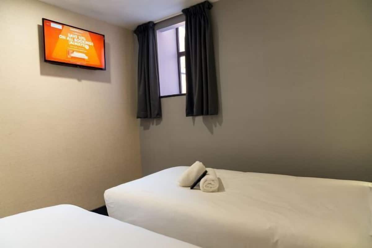 Iron/ironing board, free WiFi, bed sheets