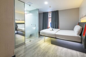 Double Room with Window | Memory foam-senger, lydisolert, strykejern/-brett og wi-fi (inkludert)