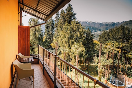 经典双人房或双床房, 阳台, 花园景观 | 客房内保险箱、办公桌、免费 WiFi