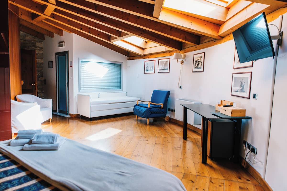 Camera superior mansardata con letto matrimoniale o due letti singoli | Una cassaforte in camera, una scrivania, Wi-Fi gratuito