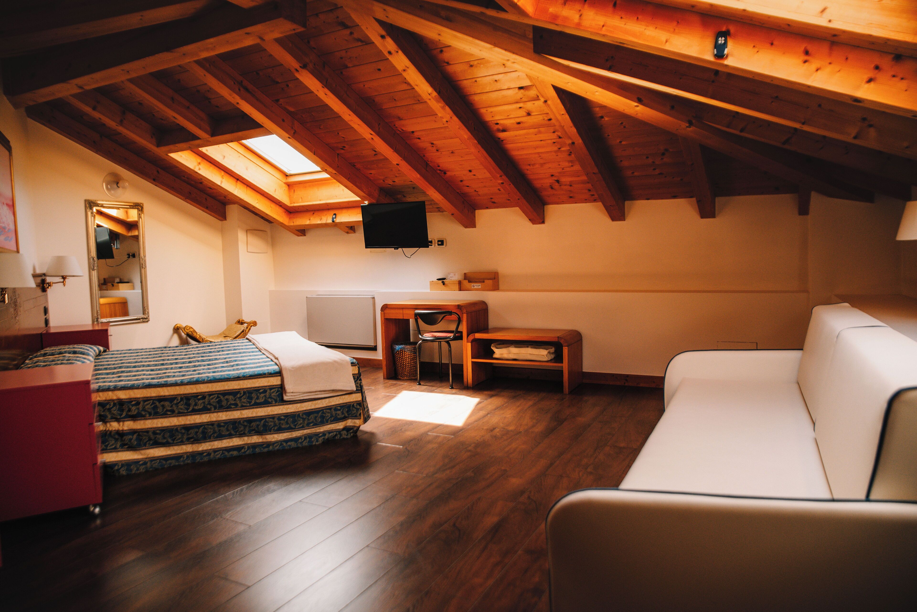 Superior-Doppel- oder -Zweibettzimmer | Zimmersafe, Schreibtisch, kostenloses WLAN