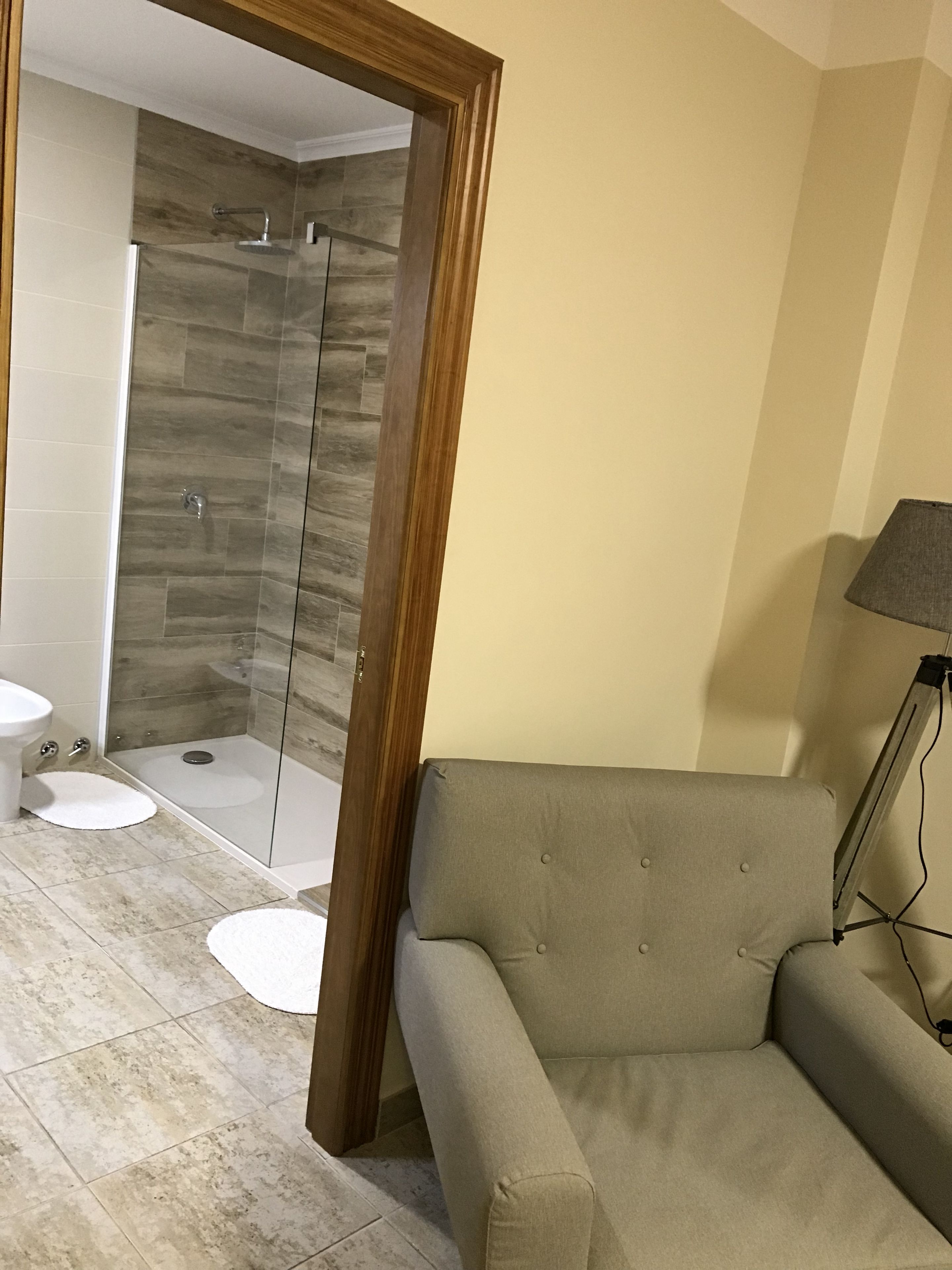 Une salle de bain moderne avec une douche à parois de verre, des toilettes et un lavabo.
