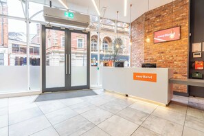 Reception - easyHotel Birmingham (Birmingham)
