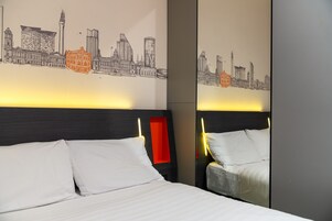 Basic-Doppelzimmer, 1 Doppelbett, ohne Fenster | Betten mit Memory-Foam-Matratzen, schallisolierte Zimmer