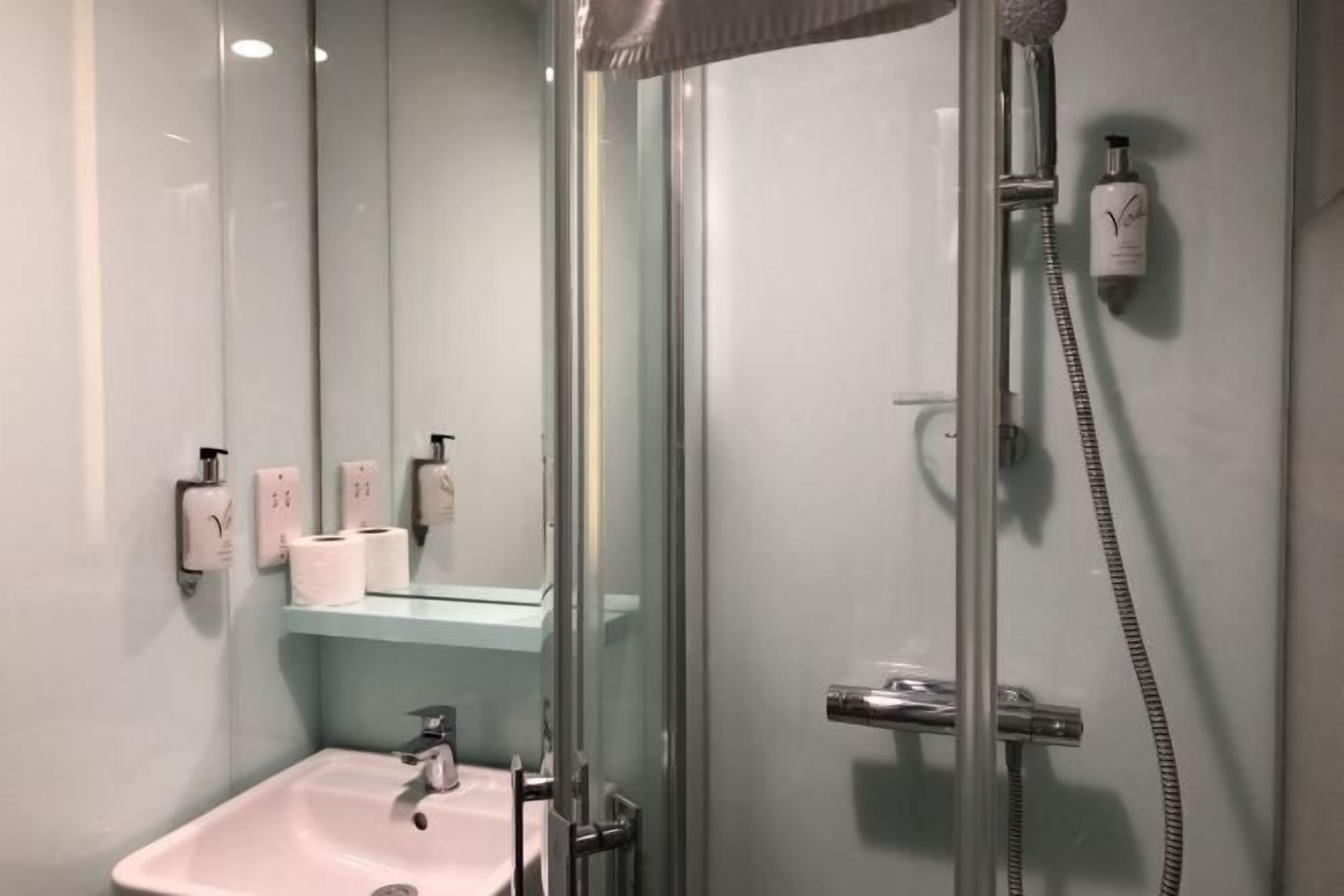 Banheiro | Chuveiro, secador de cabelo (mediante solicitação), toalhas de banho 