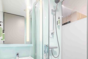 Standard Twin Room, 2 Katil Bujang (Single) | Bilik Mandi | Pancuran mandi, kelengkapan dandanan diri mesra alam, pengering rambut 