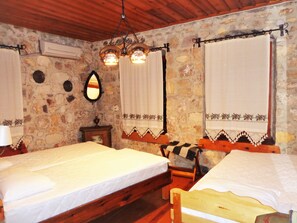 Ropa de cama de alta calidad y caja de seguridad en la habitación 