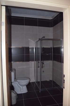 Romantic Suite | Bathroom | Shower, free toiletries, hair dryer, towels - Martı Hotel (Ayvalik)