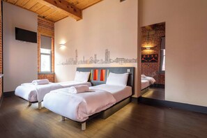Memory-foam beds, soundproofing, iron/ironing board, free WiFi - easyHotel Manchester (Manchester)