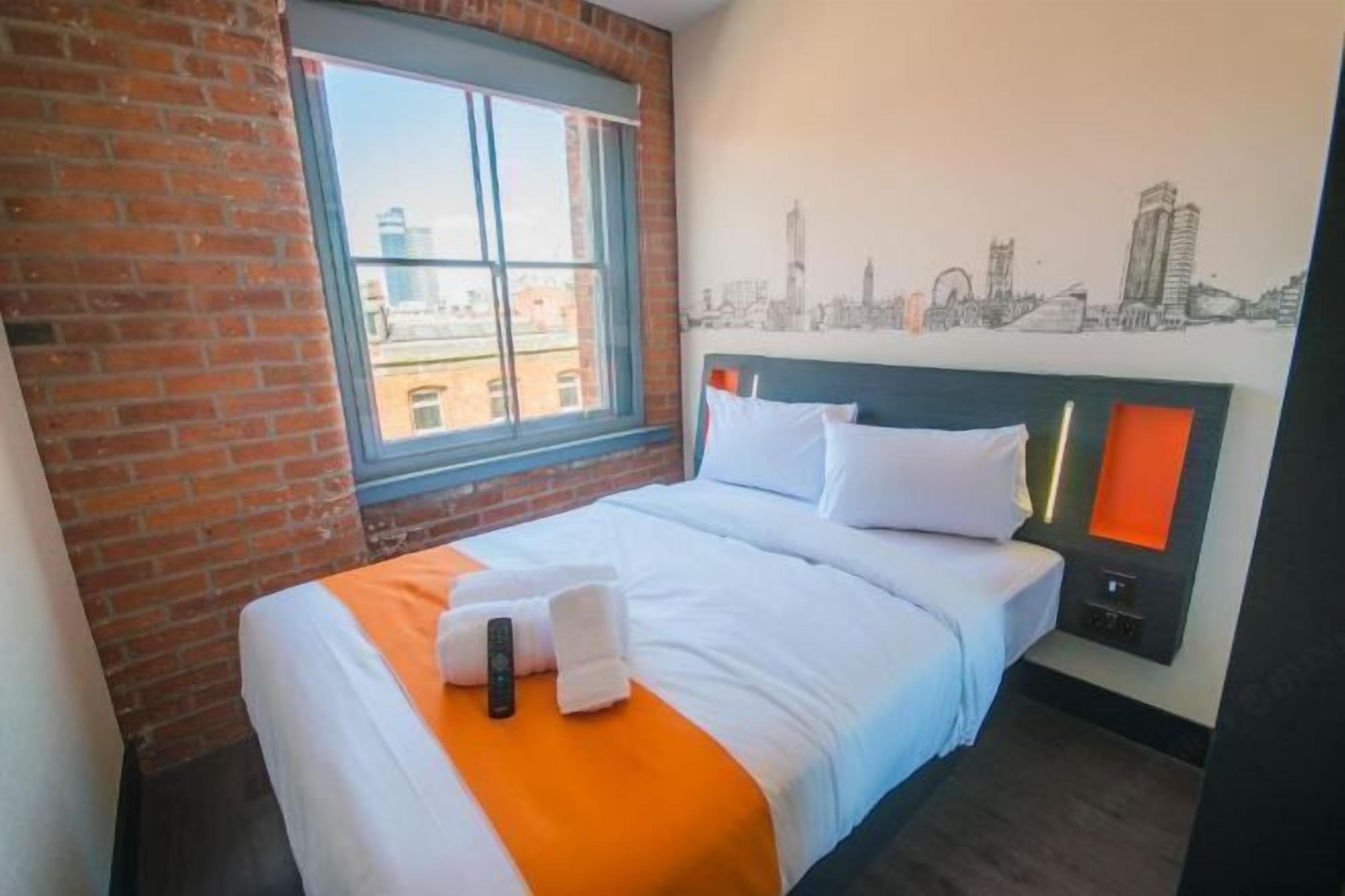 Tabla de planchar con plancha, wifi gratis, ropa de cama