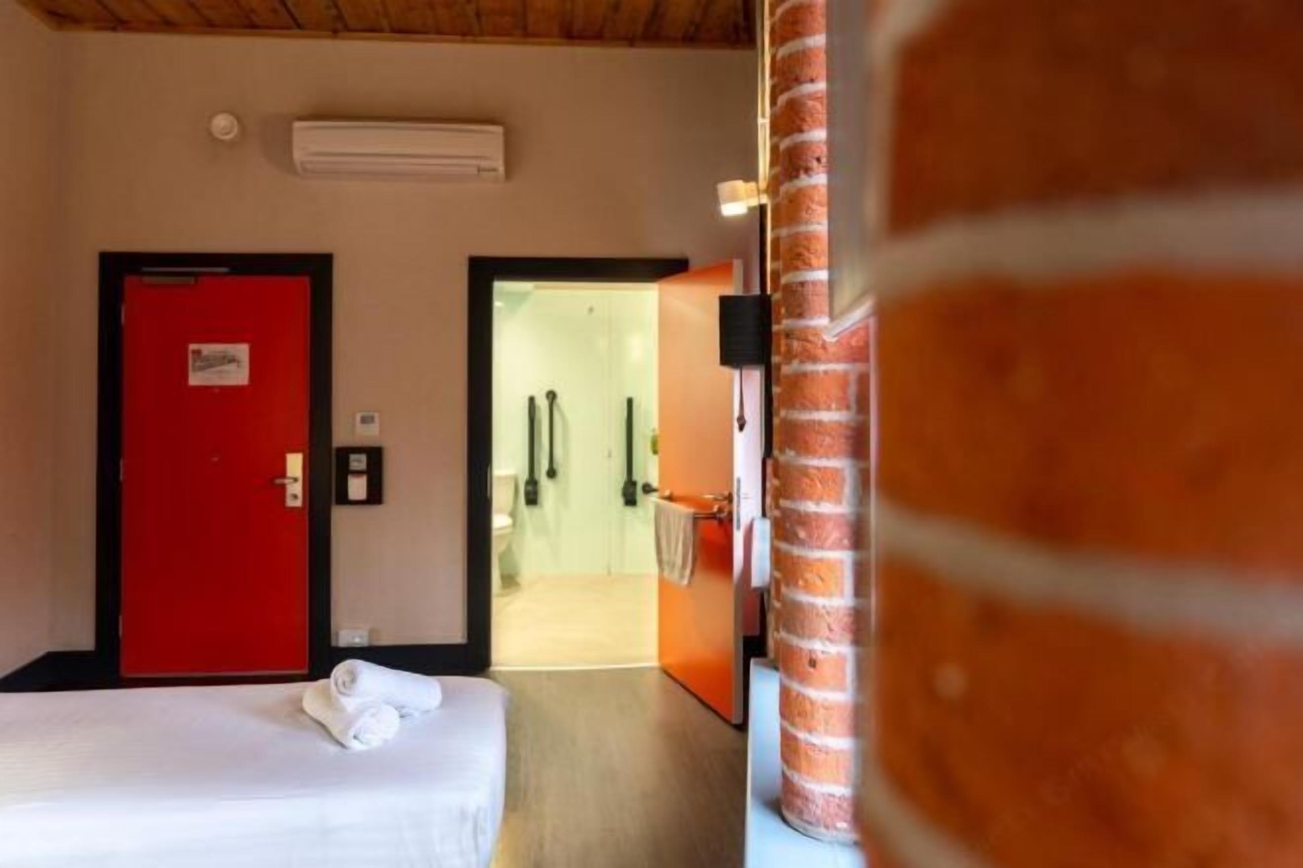 Tabla de planchar con plancha, wifi gratis, ropa de cama