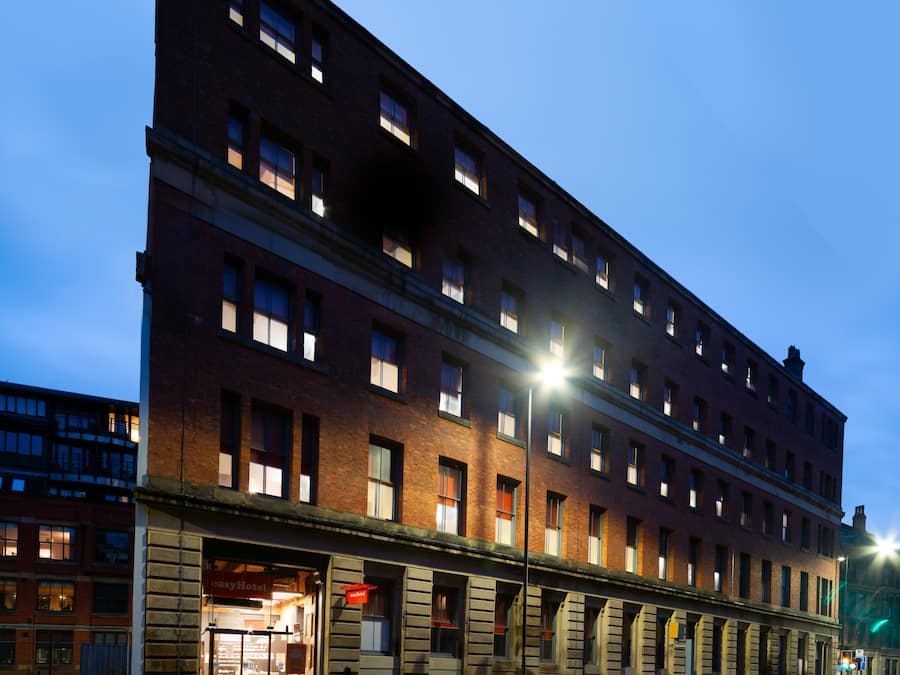 Fassade der Unterkunft – Abend/Nacht