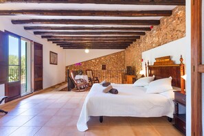 Minibar, decoración personalizada, muebles diferentes y cunas gratuitas 