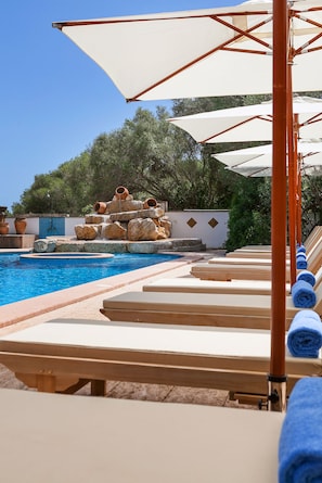 Piscine extérieure, chaises longues