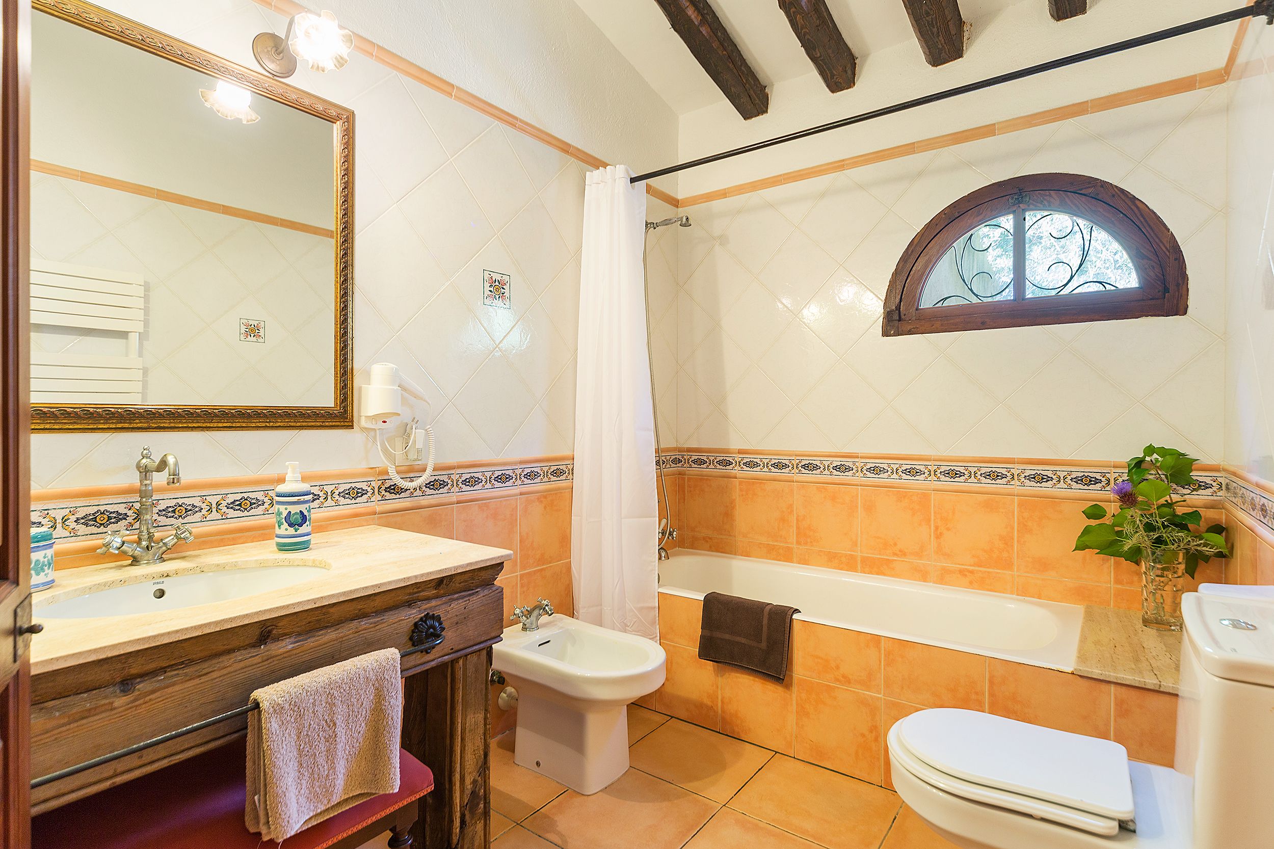 Ein Badezimmer mit Waschbecken, Bidet, Badewanne und Toilette.