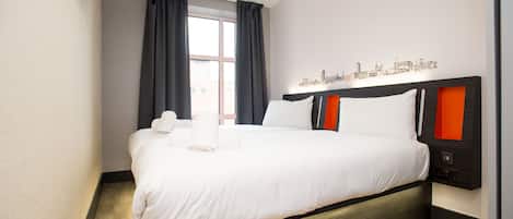 Chambre Standard double | SystĂšme dâinsonorisation, accĂšs au Wi-Fi (inclus), literie fournie