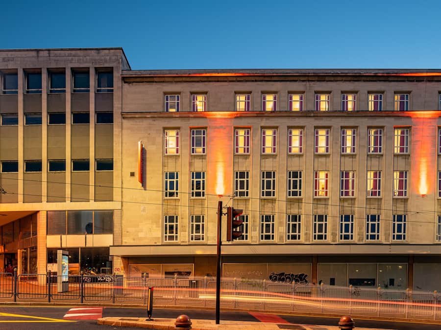 Fachada da propriedade à noite