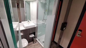 Dusj, toalettartikler (inkludert) og håndklær