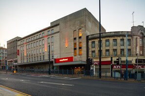 Fassade der Unterkunft – Abend/Nacht