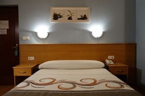 Habitación doble superior | Escritorio, cortinas opacas, camas supletorias y wifi gratis