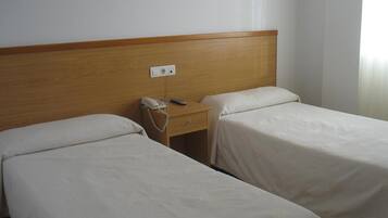 Een bureau, verduisterende gordijnen, extra bedden (toeslag)