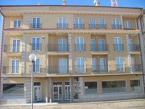 Exterior - Hotel Reyes de León (Santa Maria del Paramo)