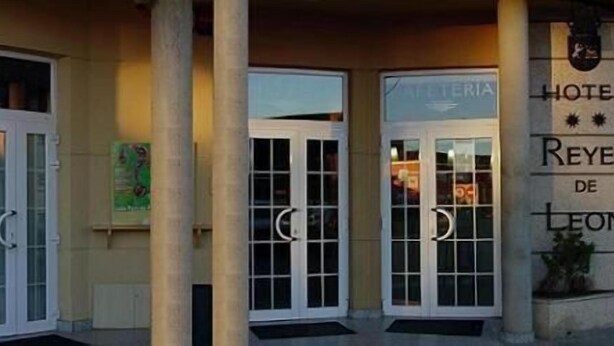 A hotel facade with large windows and a sign reading "HOTEL REYES DE LEON". - Hotel Reyes de León (Santa Maria del Paramo)