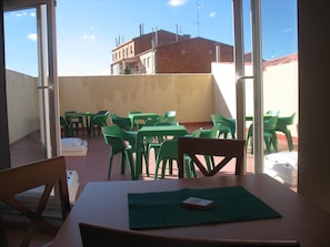 Terrace/patio - Hotel Reyes de León (Santa Maria del Paramo)