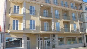 A multi-story hotel with balconies, a cafe, and a restaurant. - Hotel Reyes de León (Santa Maria del Paramo)