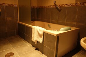 Double Room | Jetted tub - Hotel Reyes de León (Santa Maria del Paramo)