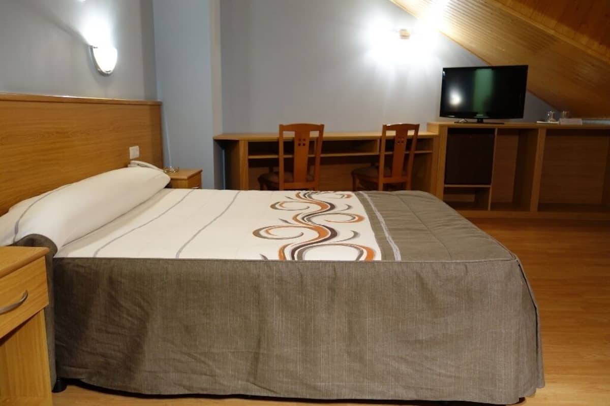 Escrivaninha, cortinas blackout, camas extras/dobráveis (sobretaxa)