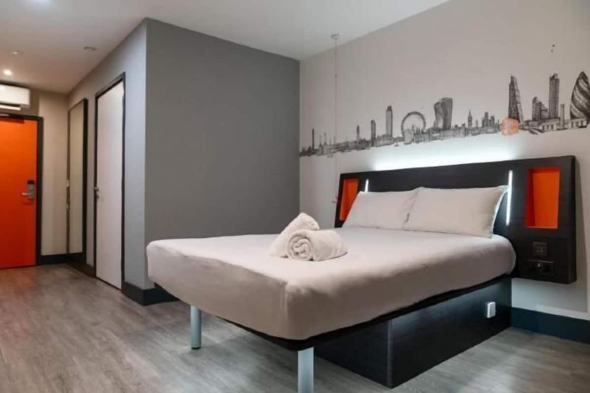 Soundproofing, iron/ironing board (on request), free WiFi, bed sheets