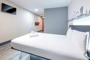 Accessible Double Room without window | Soundproofing, iron/ironing board, free WiFi, bed sheets - easyHotel London City Shoreditch (London)