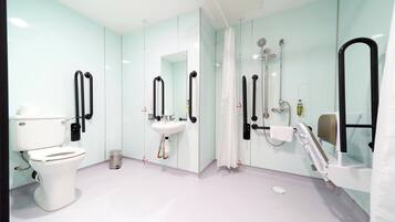 Basic-Doppelzimmer, ohne Fenster | Badezimmer | Dusche, umweltfreundliche Kosmetikartikel, Handtücher, Seife