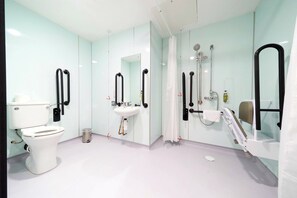 Accessible Double Room without window | Bathroom | Shower, eco-friendly toiletries, towels, soap - easyHotel London City Shoreditch (London)