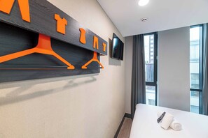 Soundproofing, iron/ironing board, free WiFi, bed sheets - easyHotel London City Shoreditch (London)