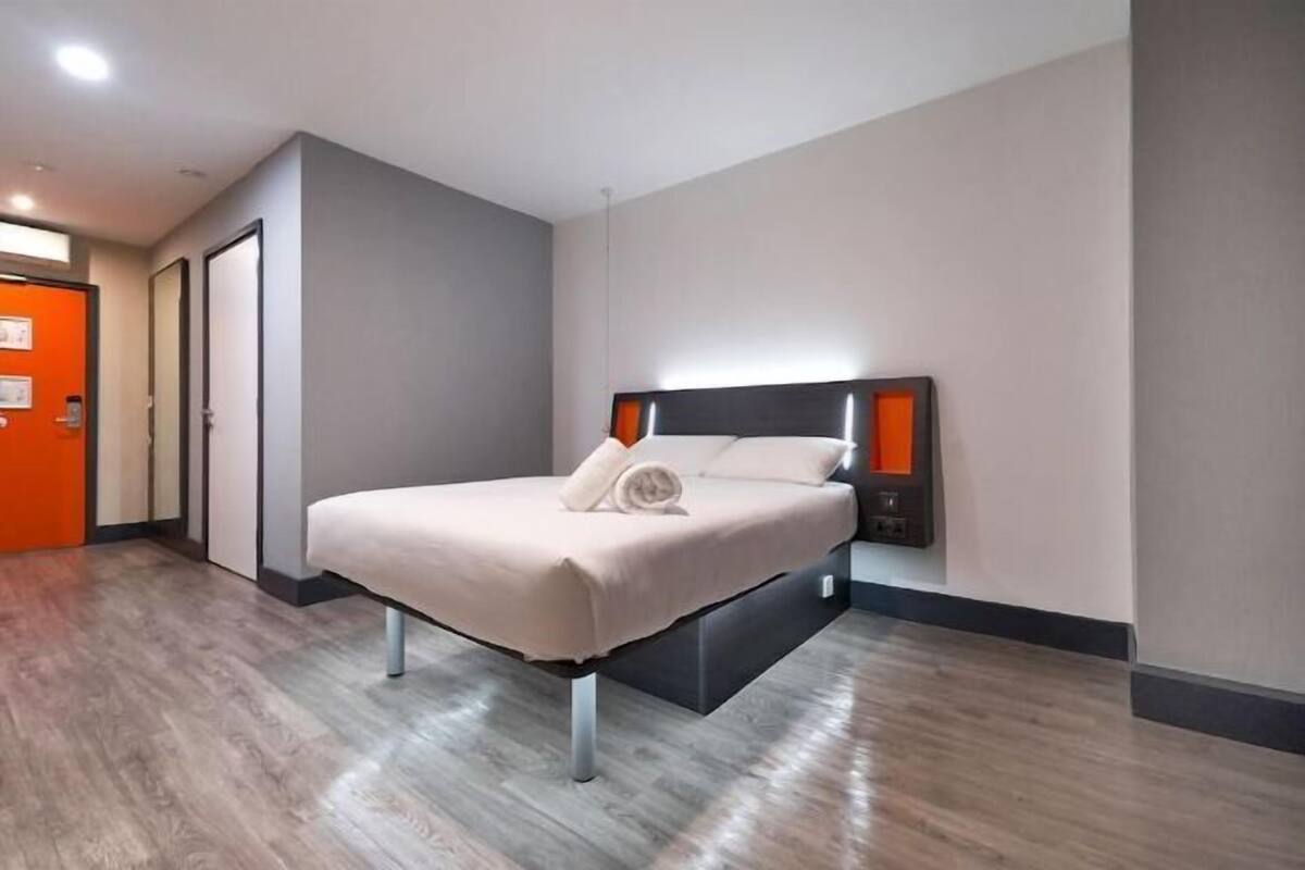Soundproofing, iron/ironing board (on request), free WiFi, bed sheets