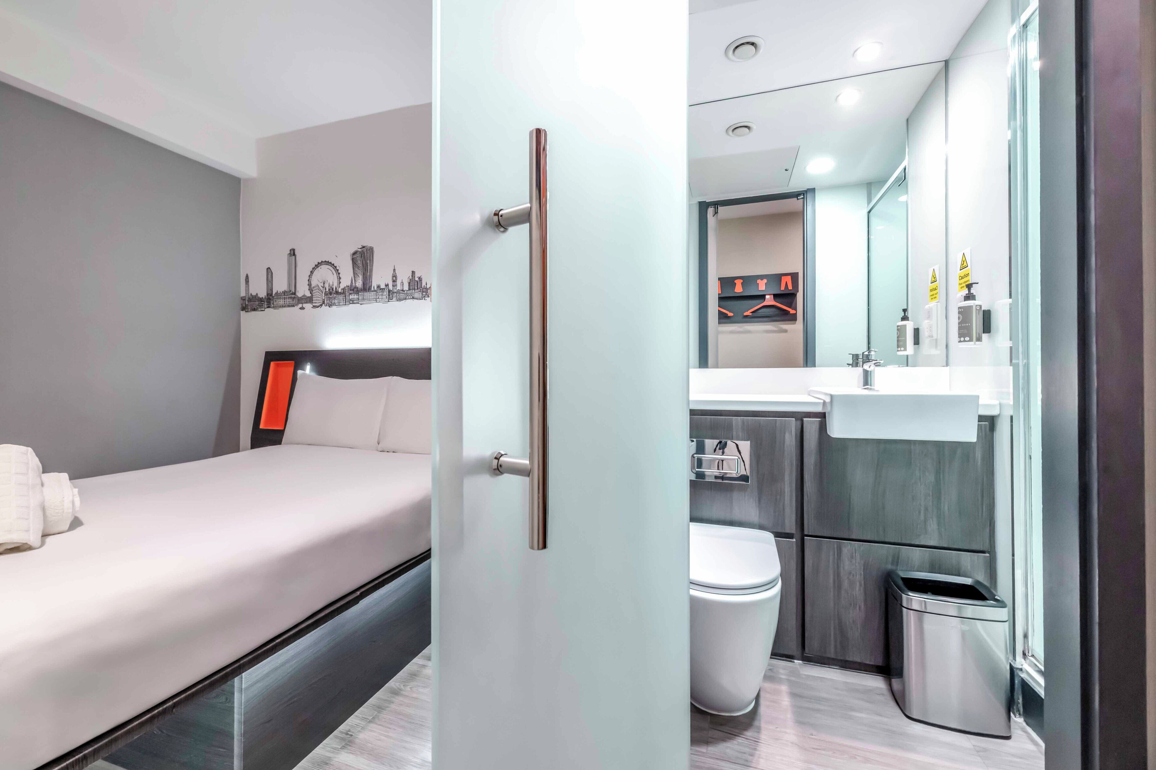 Habitación básica doble, 1 cama matrimonial, sin ventanas | Insonorización, tabla de planchar con plancha y wifi gratis 