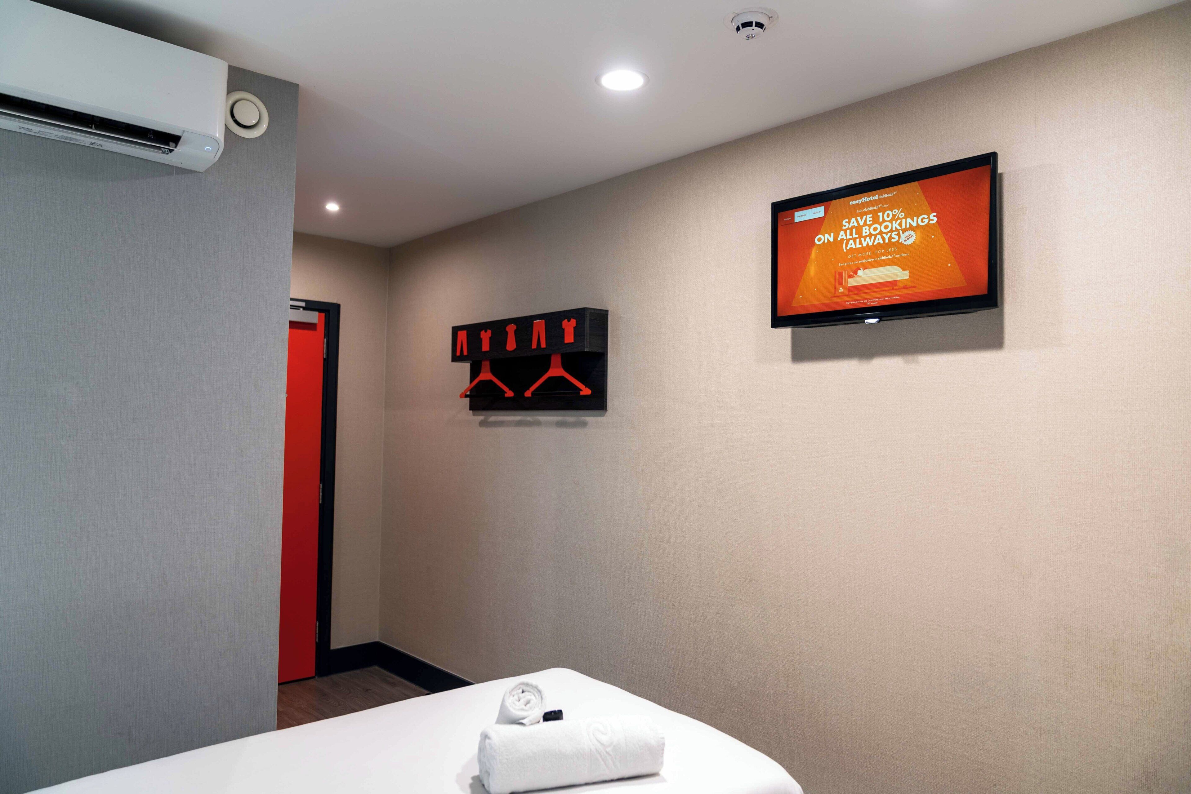 Habitación básica con 2 camas individuales, 2 camas individuales, sin ventanas | Sistema de insonorización, tabla de planchar con plancha, wifi gratis