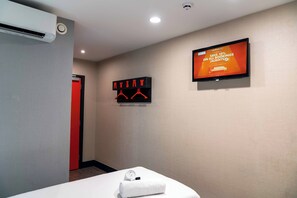 Basic Twin Room, 2 Twin Beds, No Windows | Soundproofing, iron/ironing board, free WiFi, bed sheets - easyHotel London City Shoreditch (London)