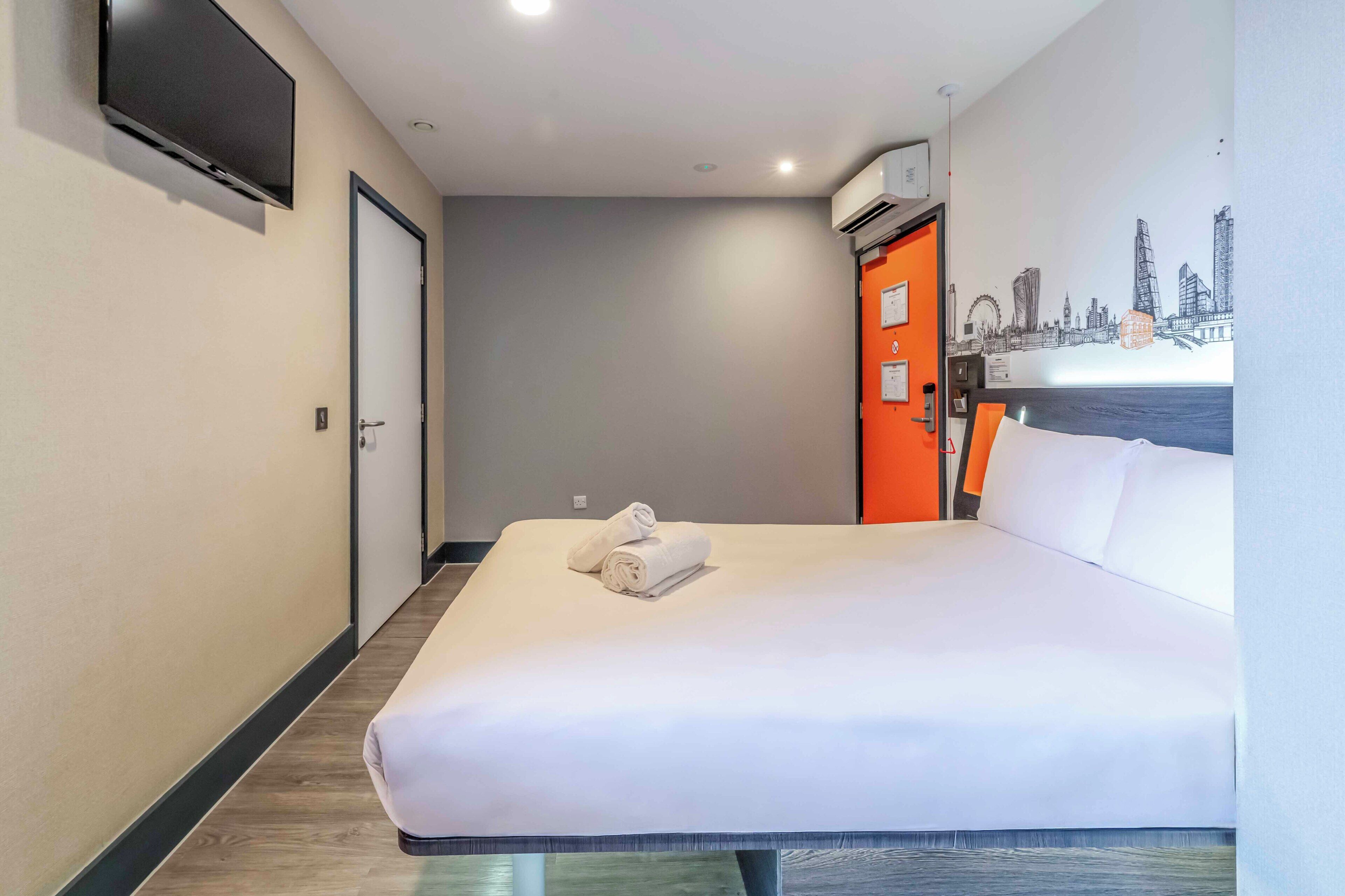Accessible Double room | Soundproofing, iron/ironing board, free WiFi, bed sheets