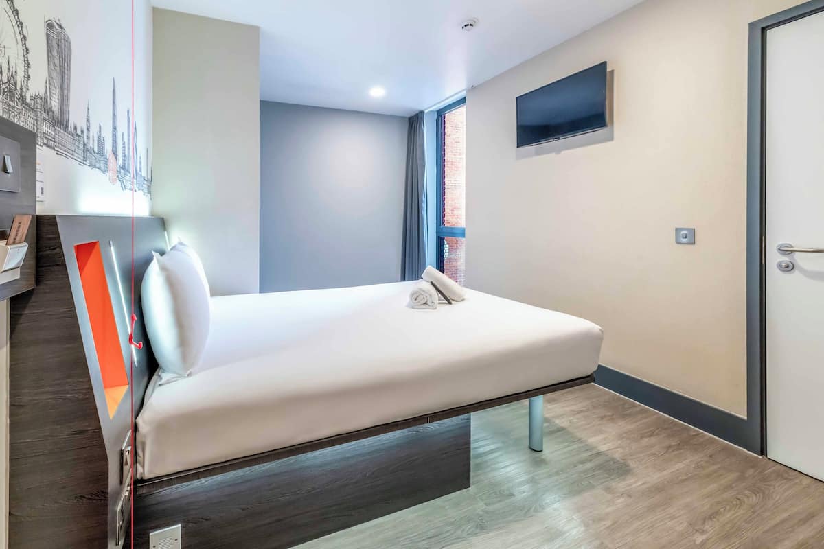 Habitación doble estándar, 1 cama matrimonial | Insonorización, tabla de planchar con plancha y wifi gratis