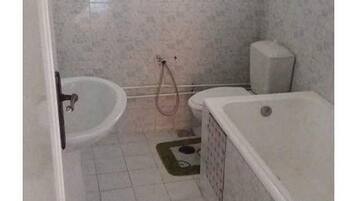 Buồng tắm vòi sen, khăn tắm
