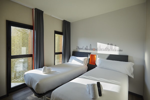 Habitación estándar con 2 camas individuales, 2 camas individuales | Cortinas opacas y sistema de insonorización