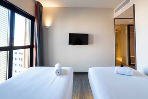 Standard Twin Room, 2 Twin Beds | Memory foam beds, blackout drapes, soundproofing, iron/ironing board - easyHotel Barcelona Fira (L'Hospitalet de Llobregat)
