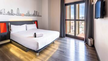 Habitación estándar doble, 1 cama doble, accesible para personas con discapacidad | Colchones viscoelásticos, cortinas opacas, sistema de insonorización