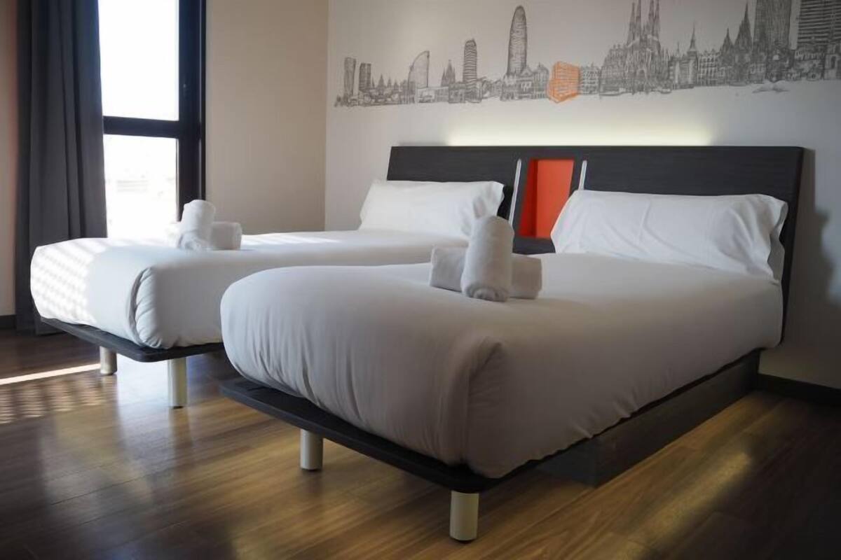 Camas con efecto memoria, cortinas blackout y insonorización