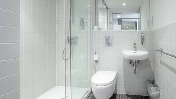 Kahden hengen superior-huone, 1 parisänky | Kylpyhuone | Suihku, ilmaiset hygieniatuotteet, pyyhkeet